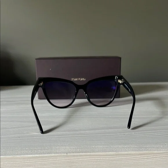 Tom Ford Sunglasses **FREE w/ orders over $700** - Picture 6 of 17